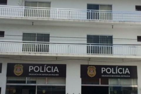 Mãe é presa por agredir filho e abandonar bebê nu em Registro,